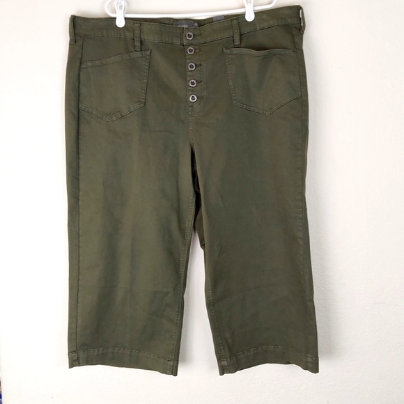 Torrid Crop Wide Leg Stretch Twill High Rise Patch Pocket Pant - Picture 3 of 13